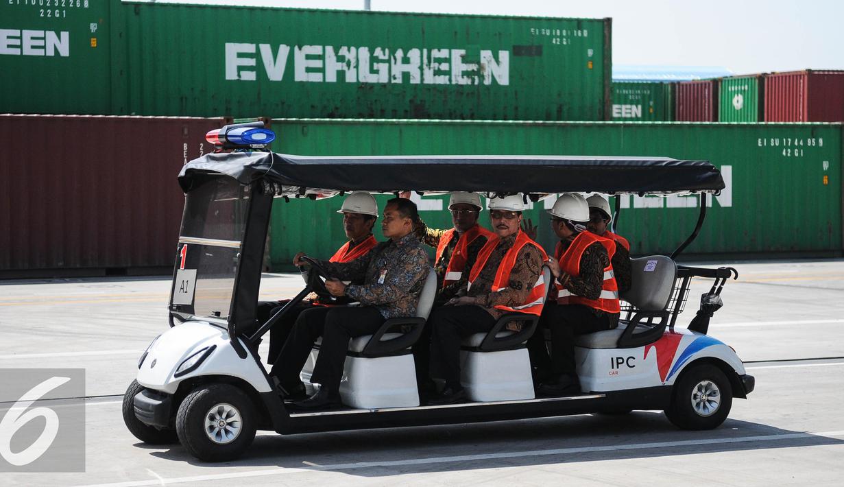 Presiden Jokowi dan pejabat negara saat meninjau New Priok Container Terminal (NPCT) 1, Jakarta, (13/9). Terminal diproyeksikan dapat melayani kapal petikemas berkapasitas I3.000-15.000 TEUs dengan bobot di atas 150.000 DWT. (Liputan6.com/Faizal Fanani)