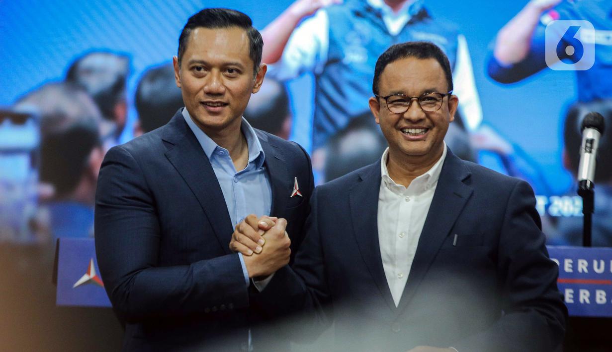 Ketua Umum Partai Demokrat Agus Harimurti Yudhoyono atau AHY (kiri) salam komando dengan Anies Baswedan saat menyampaikan pernyataan kepada awak media usai menggelar rapat terbatas di DPP Partai Demokrat, Jakarta, Kamis (2/3/2023). Dalam rapat terbatas tersebut membahas bahwa Partai Demokrat telah resmi memberikan dukungan kepada Anies Baswedan untuk maju sebagai calon presiden pada Pemilihan Presiden 2024. (Liputan6.com/Faizal Fanani)