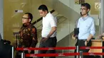 Politisi Partai Golkar, Fayakhun Andriadi (tengah) tertunduk saat meninggalkan Gedung KPK, Jakarta, Rabu (27/12). Fayakhun dimintai keterangan sebagai saksi dugaan suap pengadaan alat satelit monitoring di Bakamla-RI. (Liputan6.com/Helmi Fithriansyah)