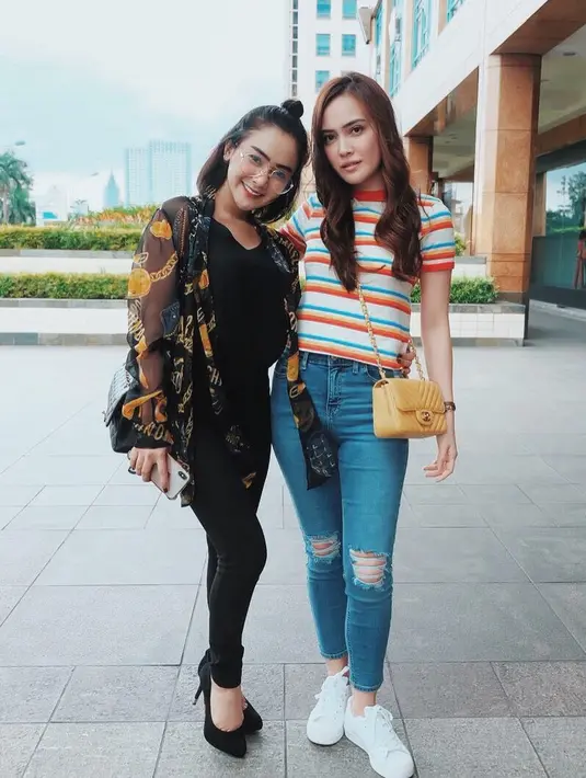 Nah kali ini, Cita membuat rambut pendeknya dikuncir ala-ala bun hair setengah bagian. Simple banget kan gayanya? (Instagram/citacitata)