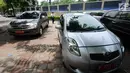 Petugas keamanan mengecek mobil operasional KPK yang akan dilelang di Gedung KPK Lama, Jakarta, Selasa (27/2). KPK akan melelang kendaraan operasional inventaris yang telah berumur di atas 10 tahun. (Liputan6.com/Helmi Fithriansyah)