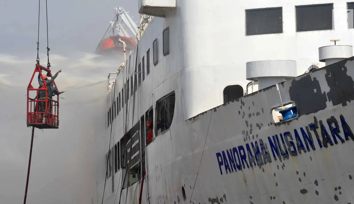 Pemadam kebakaran berusaha memadamkan api yang membakar kapal Panorama Nusantara di Pelabuhan Tanjung Mas, Semarang, Senin (18/2). Kepulan asap mulai kelihatan dari lantai atas kapal sekira pukul 11.30 WIB. (Liputan6.com/Gholib)