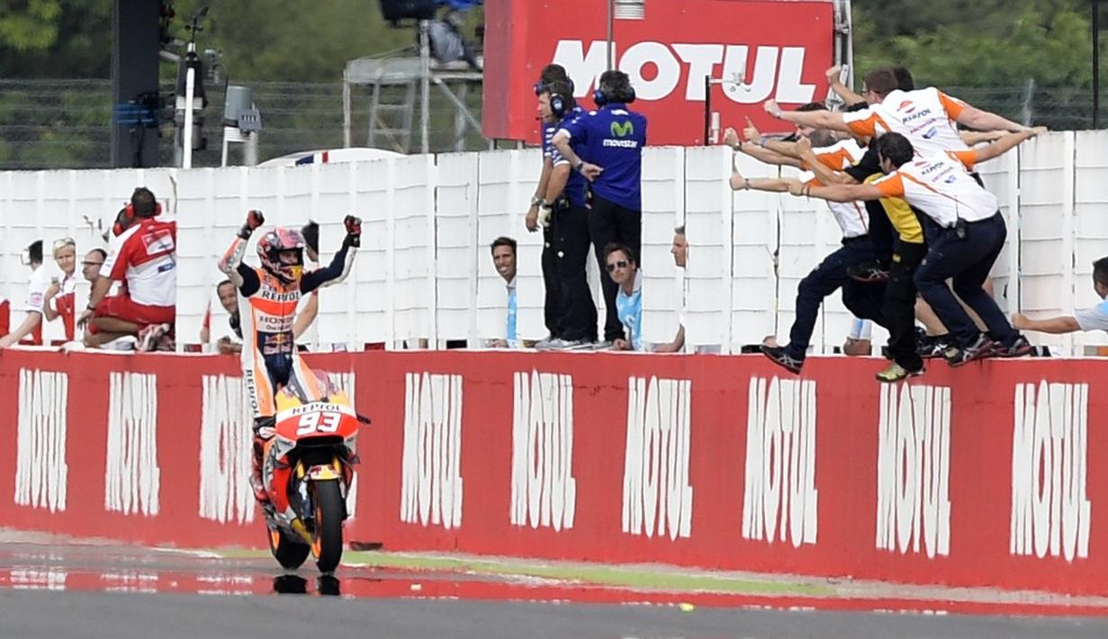 Selebrasi Marc Marquez saat menyentuh finis pertama MotoGP Argentina di Sirkuit Autodromo Termas de Rio Hondo, Senin (4/4/2016) dini hari WIB. (AFP/Juan Mabromata))
