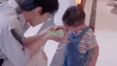 Doyoung membuka kelima jarinya dan Cipung meletakkan ujung telunjuknya di sana. Warganet mengenali ini sebagai permainan cingciripit, sayangnya Doyoung tidak mengerti. (Foto: YouTube/ NCT)