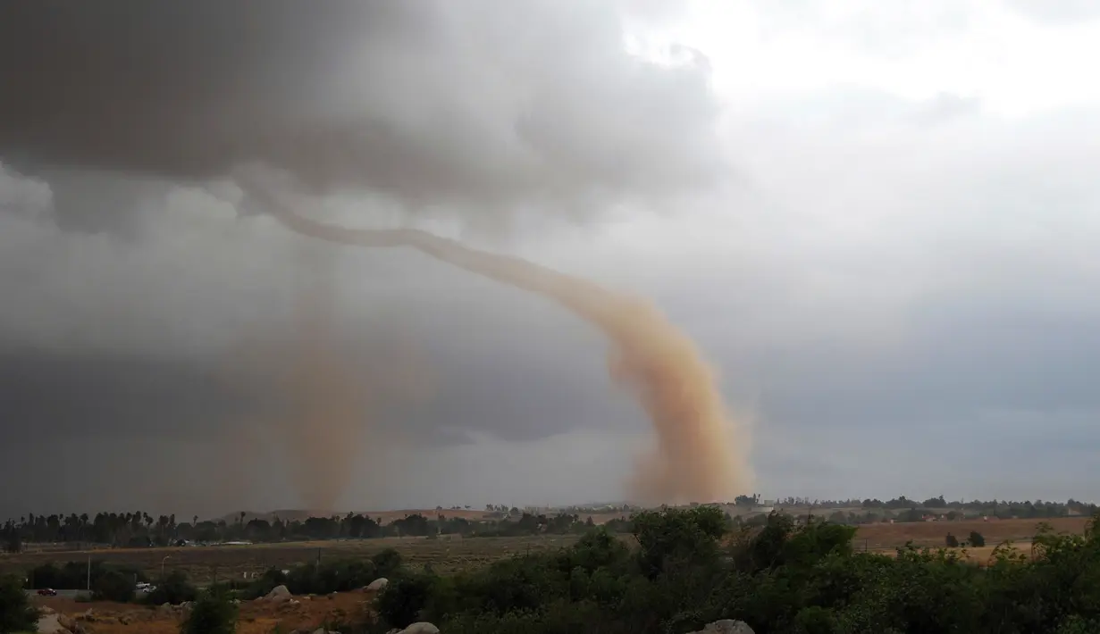 Tornado mendarat di kawasan Riverside, California, AS, Selasa (22/5/08). Usai mengalami kemarau panjang, kini California dan Nevada kini diserang hunan badai. (AP Photo/ Michael Ritter)