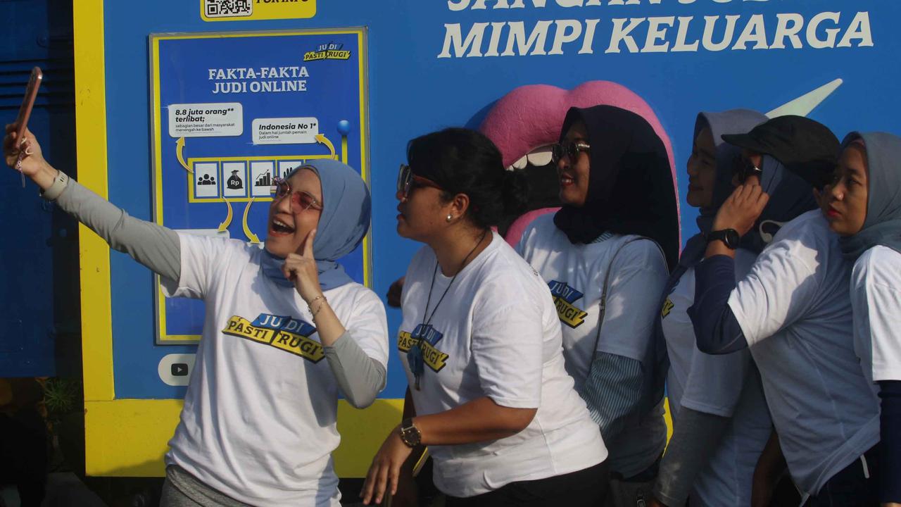 FOTO; Kampanye ‘Judi Pasti Rugi’ Sapa Warga Jakarta: Serukan Bahaya Judi Online