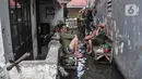 Aktivitas warga saat banjir rob merendam permukiman di RW 08, Lodan, Kelurahan Ancol, Pademangan, Jakarta, Senin (6/12/2021). BMKG mengimbau warga agar tetap waspada dengan kemungkinan terjadinya banjir rob selama sepekan ke depan. (merdeka.com/Iqbal S Nugroho)