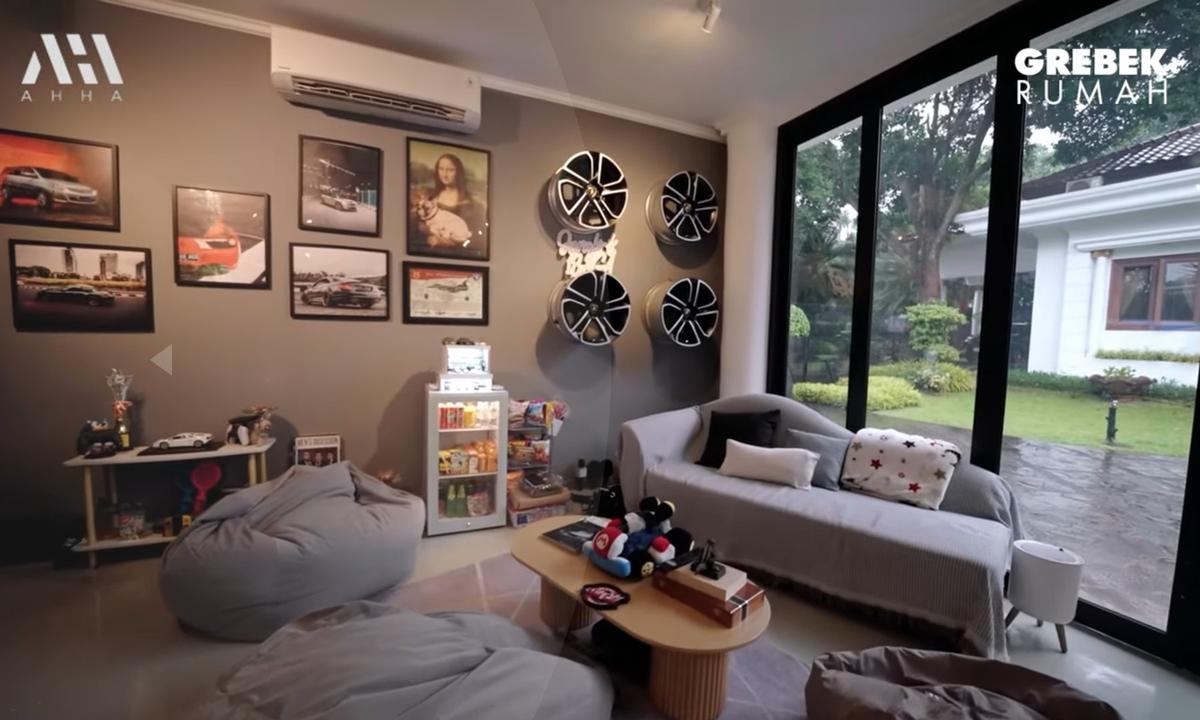 5 Potret Garasi Sekaligus Gaming Room Mewah Sangun Ragahdo Anak Henry Yosodiningrat, Ada Simulator Balap Mobil Hingga Lamborghini