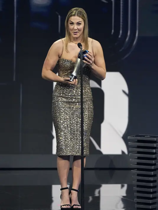 Kiper Inggris Mary Earps menerima penghargaan Kiper Wanita Terbaik FIFA 2022 dalam penganugrahan The Best FIFA Football Awards 2022 di Paris, Prancis, Senin (27/2/2023). Saat menerima penghargaan, Earps berkata: "Saya merasa sangat terhormat bisa memegang trofi ini. (AP Photo/Michel Euler)