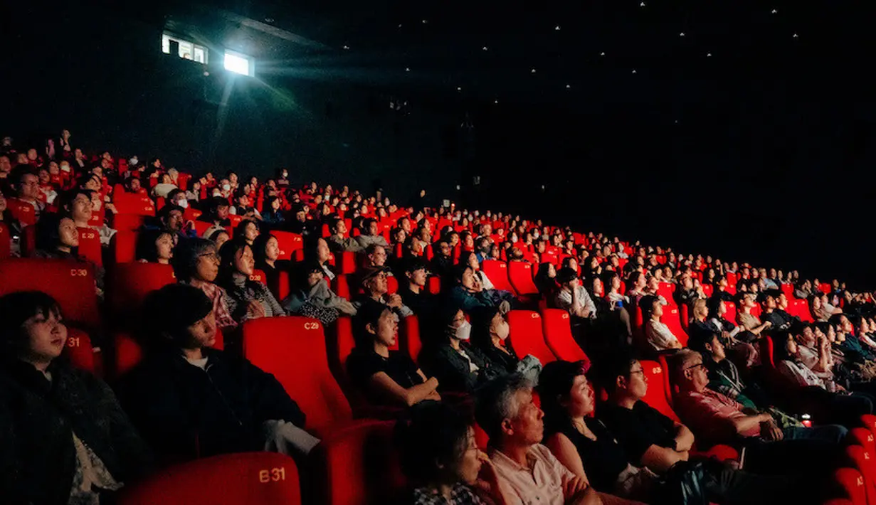 “Senang sekali melihat antusiasme penonton hari ini di BIFF," kata Kamila Andini. "Semoga Gadis Kretek bisa menambah warna cerita yang kami hadirkan dari Indonesia, kisah cinta berpadu latar belakang industri kretek dari tanah tempatnya tumbuh,” tambahnya. [Foto: Netflix]