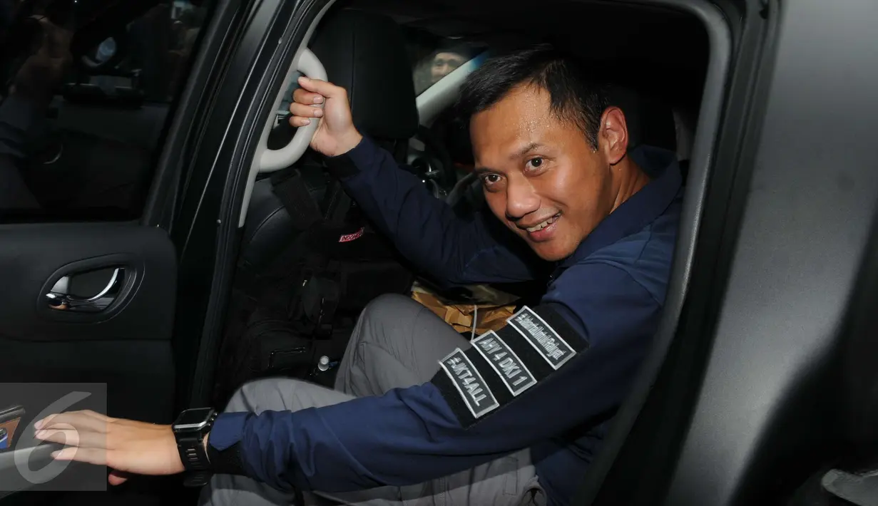 Calon Gubernur DKI Jakarta Agus Harimurti Yudhoyono menaiki mobilnya sesuai menyambangi perkampungan Tegal Parang, Mampang Prapatan, Jakarta, Selasa (7/12). AHY dicurhati warga sekitar seputar penyelesaian masalah banjir. (Liputan6.com/Helmi Afandi)