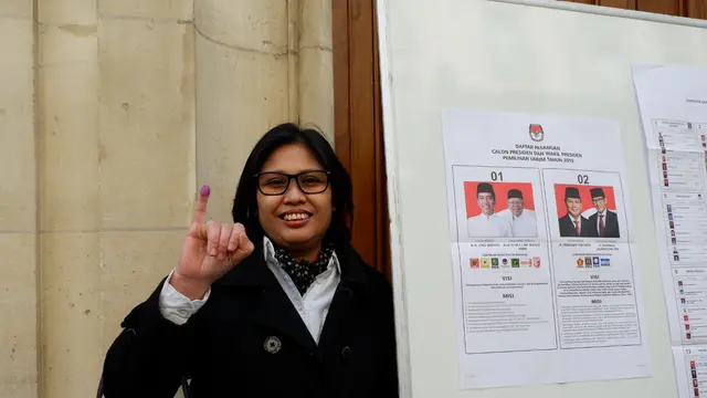 Warga negara Indonesia menggunakan hak suaranya di Paris, Prancis pada Sabtu 13 April 2019 (Yus Mei Sawitri / Bola.com)