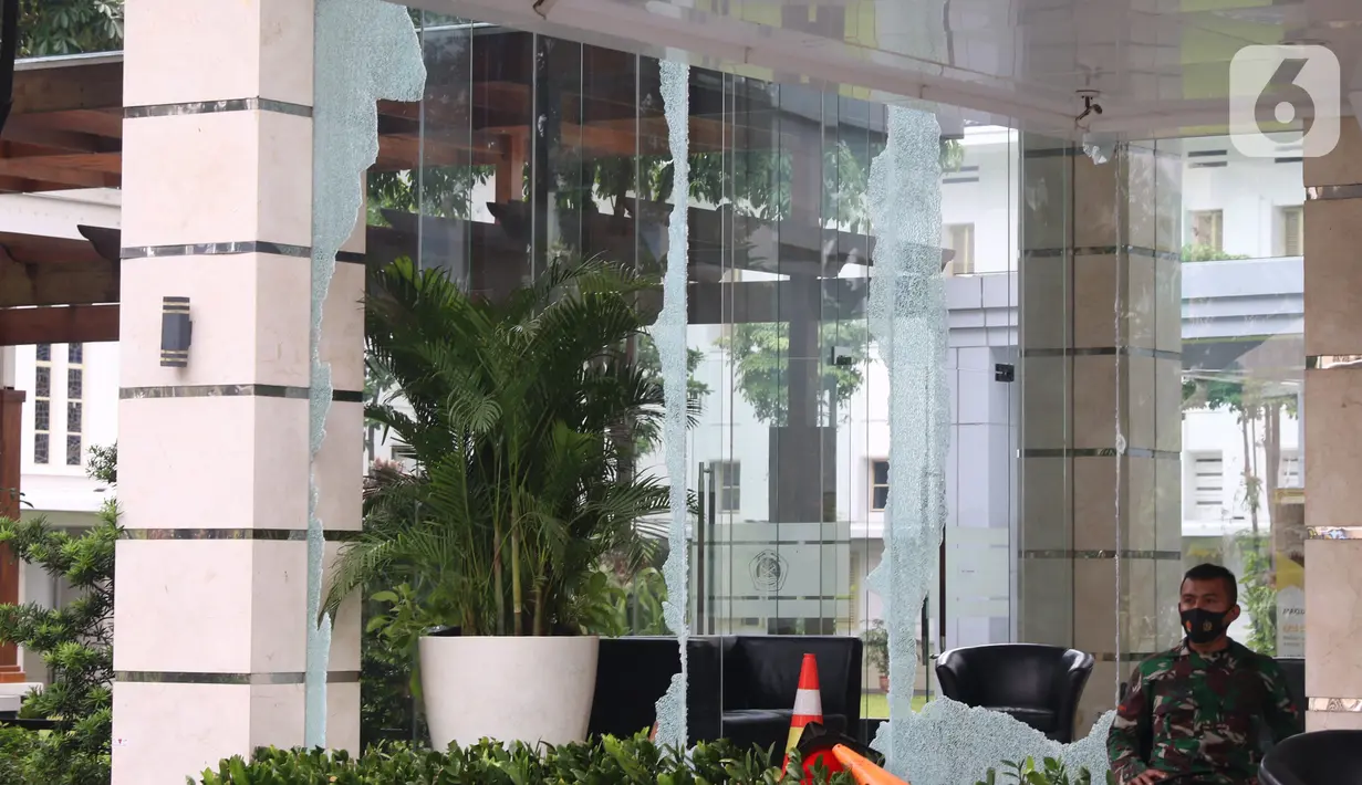 Aparat TNI berjaga di gedung Kementerian Energi dan Sumber Daya Mineral (ESDM), Jakarta, Jumat (9/10/2020). Terjadi aksi perusakan dan penjarahan di gedung Kementerian ESDM saat unjuk rasa penolakan Undang-Undang (UU) Cipta Kerja, Kamis 8 Oktober 2020. (Liputan6.com/Angga Yuniar)