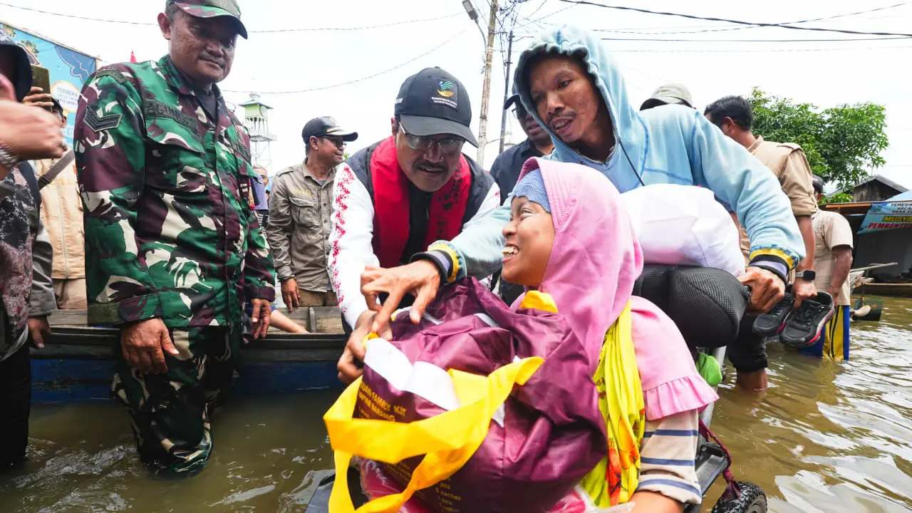 Menteri Sosial Saifullah Yusuf (Gus Ipul) turun langsung ke lokasi bencana banjir di Desa Keramat, Kecamatan Sungai Tabuk, Kabupaten Banjar, Provinsi Kalimantan Selatan, Minggu (4/1/2026) (Istimewa)