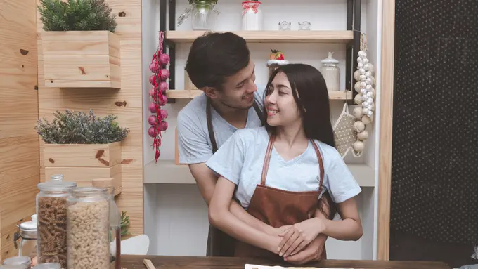 pelukan dari belakang