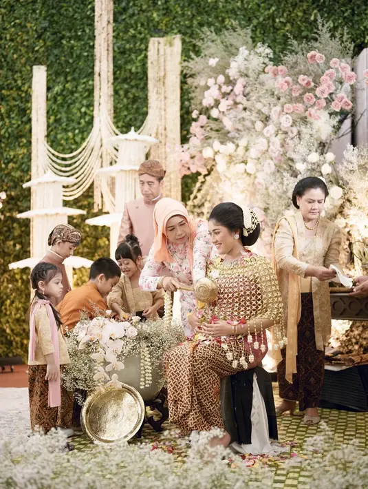 Erina Gudono pancarkan pesona keibuan yang anggun saat siraman dengan rompi melati dan kain Batik. [@erinagudono]