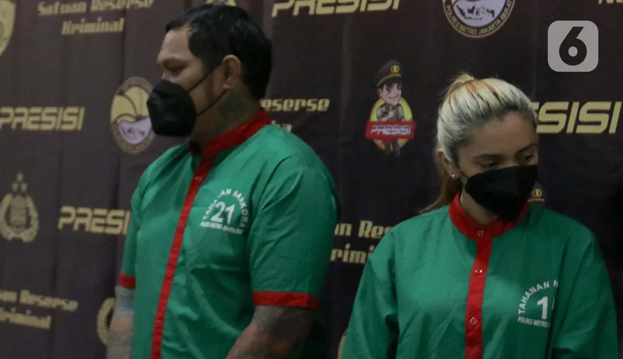 Saat dihadirkan pada rilis di Mapolres Jakarta Barat, Virgoun Tambunan terlihat memakai baju tahanan. (Liputan6.com/Herman Zakharia)
