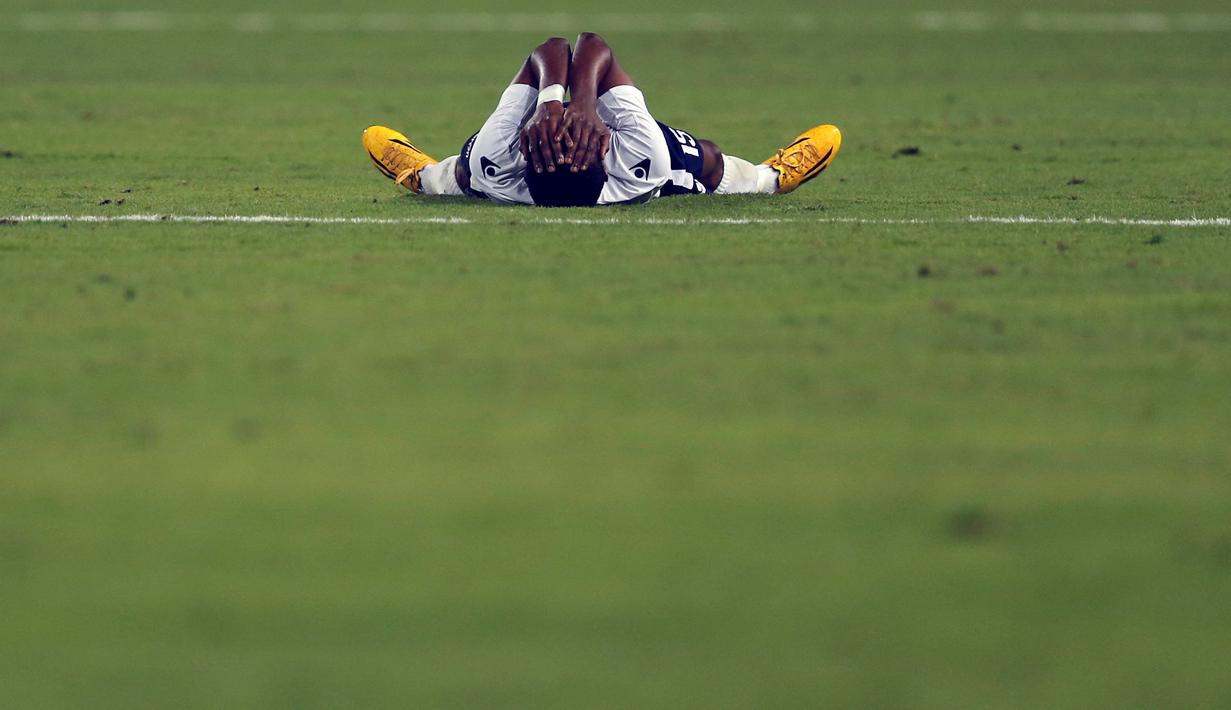 Ekspresi kekecewaan pemain El Zamalek, Maarouf Youssef, setelah kalah dalam laga derby melawan Al-Ahly dalam lanjutan Liga Premier Mesir di Borg El Arab "Army Stadium" di Alexandria, Mesir, (9/2/2016). (Reuters/Amr Abdallah Dalsh).
