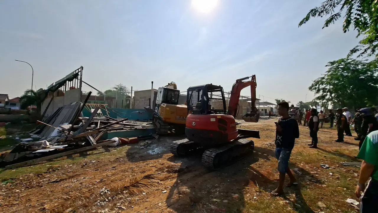 Sejumlah alat berat menertibkan bangunan pasar kambing yang berada di jalur pipa gas Pertamina, Jalan Raya Juanda, Depok.