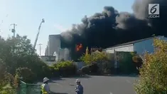 Sebuah rekaman menunjukkan kebakaran sebuah pabrik kimia di Jepang.