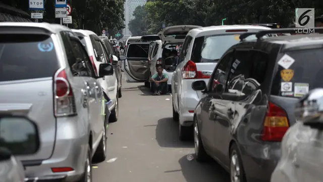Ratusan Mobil Taksi Online Tutup Jalan Medan Merdeka Barat