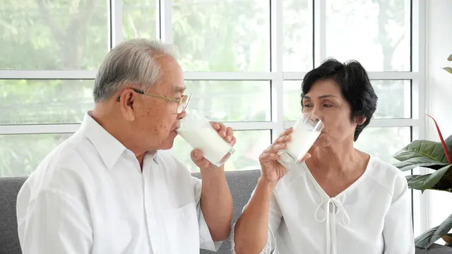 Lansia minum susu.