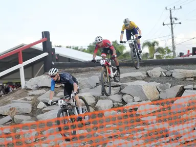 dari kiri, Pembalap Estonia, Kirill Tarassov, pembalap Singapura, Riyadh Hakim dan pembalap Ceko, Simon Nemec, beraksi di UCI MTB Eliminator World Cup 2024 yang digelar di Sirkuit SG 1973, Palangka Raya, Minggu (19/5/2024). (Bola.com/Ade Yusuf Satria)