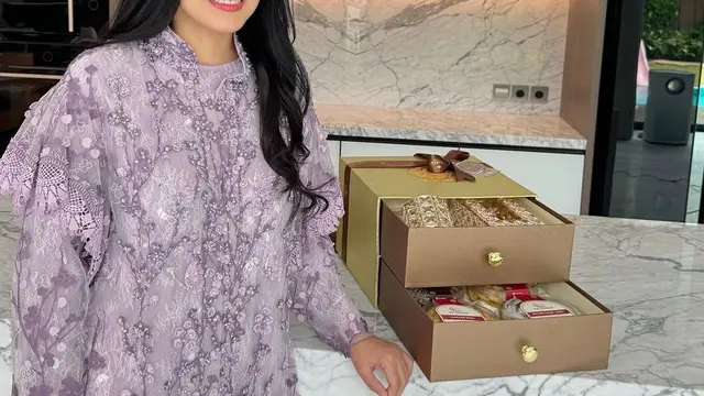 Inspirasi Baju Lebaran Timeless ala Selebriti Tanah Air (Instagram/@titi_kamall)