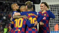 Pemain Barcelona rayakan gol tunggal Lionel Messi (Lluis Gene/AFP)