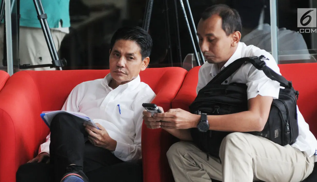 Dirut PT Pupuk Indonesia Holding Company Aas Asikin Idat (kiri) usai menjalani pemeriksaan di Gedung KPK, Jakarta, Selasa (14/5/2019). Aas diperiksa sebagai saksi dalam kasus dugaan suap bidang pelayaran antara PT Pupuk Indonesia Logistik dan PT Humpuss Transportasi Kimia. (merdeka.com/Dwi Narwoko)