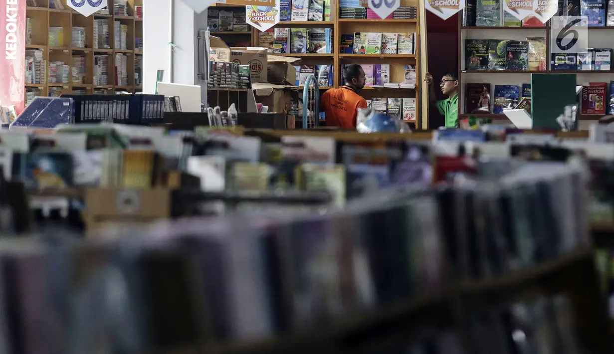 Pedagang berbincang di Pasar Buku Jakbook Kenari, Salemba, Jakarta, Selasa (30/7/2019). Sejumlah pedagang yang sebelumnya berjualan di kawasan Pasar Senen dan Kwitang tersebut mengaku pengunjung di sentra buku itu sepi. (Liputan6.com/Johan Tallo)