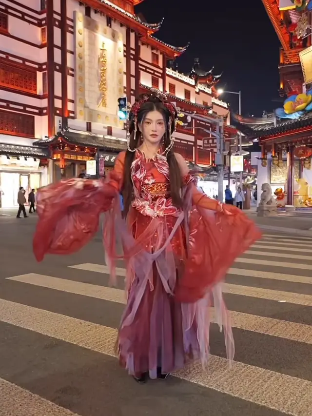 Sarwendah mengenakan dress merah tradisional China. [@sarwendah29]