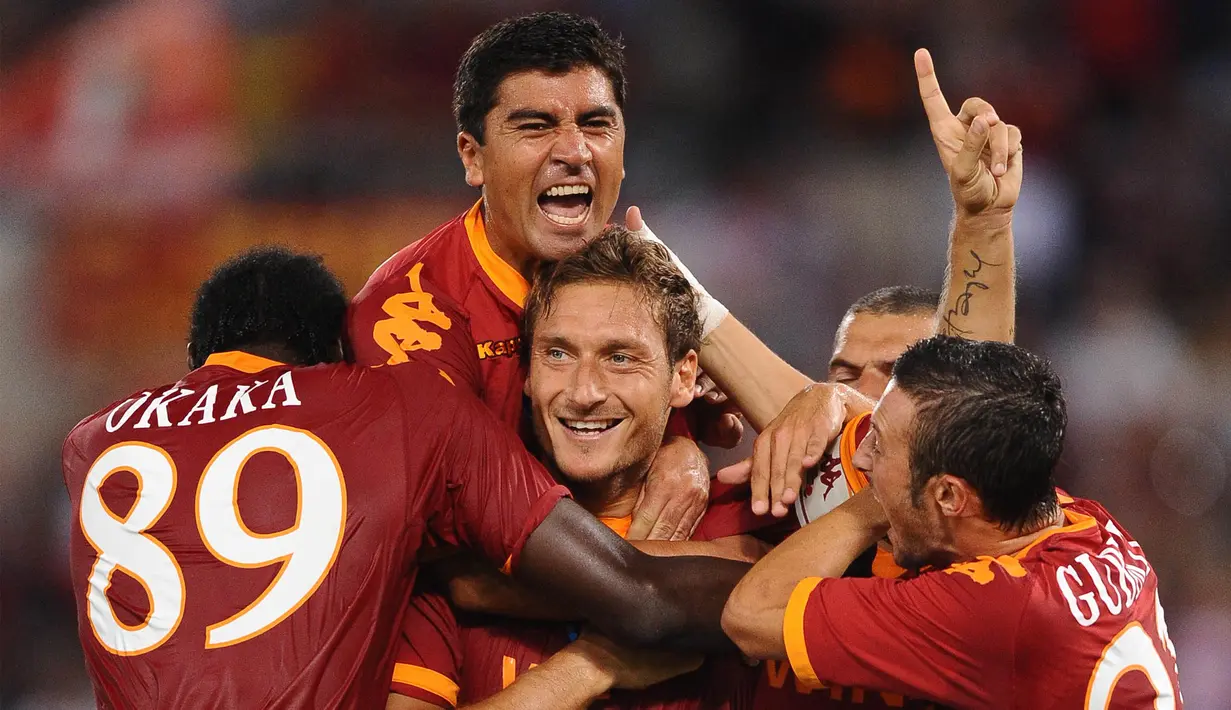 Kapten AS Roma, Fancesco Totti, bersama rekan-rekannya merayakan gol yang dicetaknya ke gawang Gent pada laga kualifikasi Liga Europa di Stadion Olimpico, Roma, Kamis (30/7/2009). (EPA/Roberto Tedeschi)