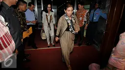 Menteri Kelautan dan Perikanan Susi Pudjiastuti memasuki ruang raker komisi IV DPR, Jakarta, Rabu (27/1).  Raker membahas tingkat 1 RUU tentang Perlindungan dan pemberdayaan nelayan, pembudi daya ikan dan Petambak Garam. (Liputan6.com/Johan Tallo)