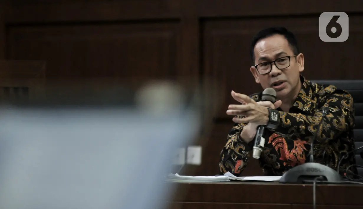 Terdakwa Tubagus Chaeri Wardana memberi pertanyaan kepada saksi saat sidang lanjutan kasus korupsi pengadaan alat kesehatan di Pengadilan Tipikor, Jakarta, Senin (9/3/2020). Sidang menghadirkan saksi Aima Diaz menjadi saksi bersama Laura Indriani dan Ama Liko Nicolaus. (merdeka.com/Iqbal Nugroho)