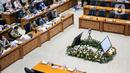 Suasana rapat kerja Menteri Kesehatan RI Budi Gunadi Sadikin dengan Komisi IX DPR di Gedung Parlemen, Jakarta, Rabu (8/2/2023). Rapat membahas penjelasan strategi percepatan pelaksanaan transformasi kesehatan tahun 2023, strategi percepatan penanganan penyakit tidak menular dan penyakit menular dan pemenuhan tenaga dokter spesialis melalui program Academic Health System (AHS) serta peta jalan lintas sektoral terkait kemandirian obat dan alat kesehatan dalam negeri. (Liputan6.com/Faizal Fanani)
