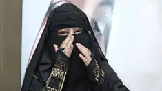 Umi Pipik berpose mengenakan baju gamis dan bercadar hitam saat menghadiri pemutaran film Surga Pun Ikut Menangis di Pondok Indah Mall, Jakarta (24/10). Film tersebut menjadi film terakhir Umi Pipik yang dibintaginya. (Liputan6.com/Herman Zakharia)