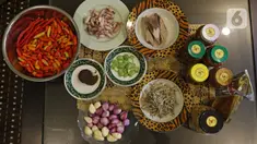 Menu racikan sambel palaku UMKM e'sambelin Darmono (Ca' Mono) sebelum dimasak dikediamannya kawasan Kebon Jeruk, Jakarta, Rabu (8/7/2020). Ca' Mono mengaku omset jualan menurun 30 persen di saat PSBB Transisi. (Liputan6.com/Herman Zakharia)