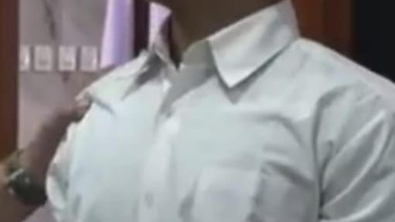 Dalam video tersebut, pemuda tersebut nampak berada di sebuah ruangan bersama Jenderal Dudung dan sejumlah petinggi TNI AD lainnya.