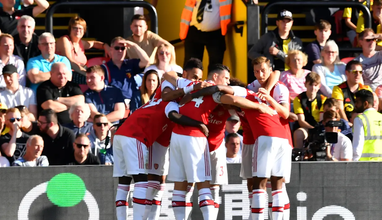 Para pemain Arsenal merayakan gol yang dicetak Pierre-Emerick Aubameyang ke gawang Watford pada laga Premier League 2019/20 di Stadion Vicarage Road, Watford, Minggu (15/9). Kedua klub bermain imbang 2-2. (AFP/Ben Stansall)