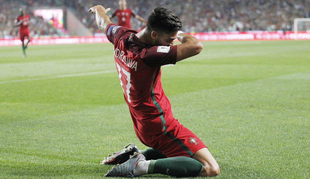 Striker Portugal, Andre Silva, melakukan selebrasi usai mencetak gol ke gawang Swiss pada laga kualifikasi Piala Dunia di Stadion Luz, Selasa (10/10/2017). Portugal menang 2-0 atas Swiss. (AP/Armando Franca)