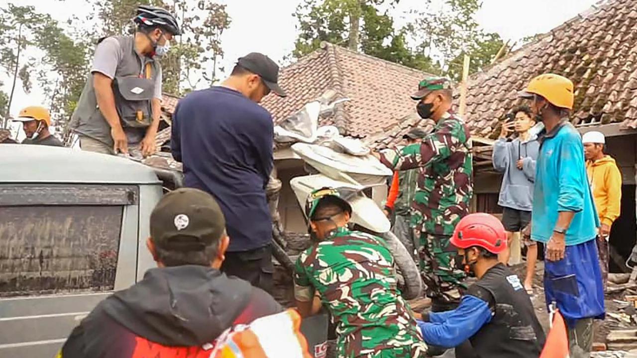 Foto: Penanganan Darurat Erupsi Semeru di Pronojiwo Diperkuat Lewat Operasi Terpadu