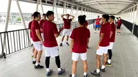 Tim bulu tangkis Indonesia ke perebutan&nbsp;Piala Thomas dan Uber 2022 menjalani latihan perdana di Skybridge setelah tiba di Bangkok, Thailand, Rabu (4/5/2022). (foto: PBSI)