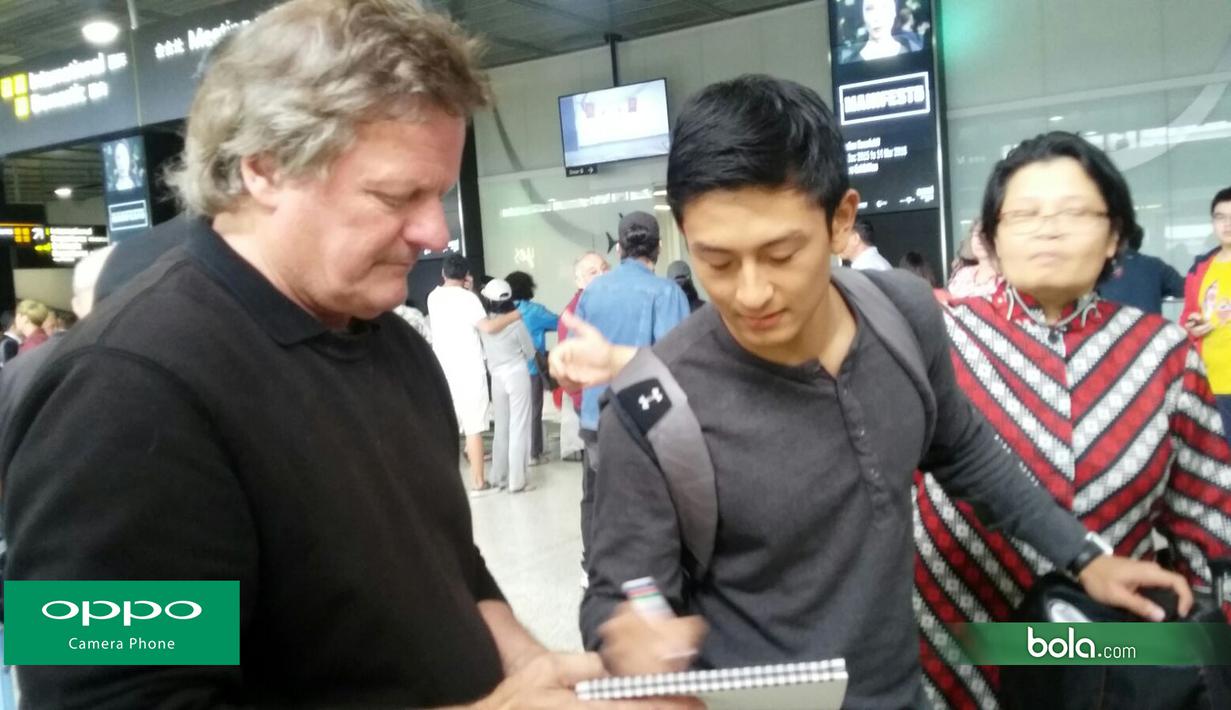 Rio Haryanto ternyata punya banyak fans di mancanegara. Hal itu terlihat saat dia tiba di Melbourne, Australia, Selasa (15/3/2016). (Bola.com/Yus Mei Sawitri)