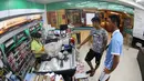 Pemain Sriwijaya FC Fachrudin dan Yogi saat belanja cemilan di Kawasan Hotel Bidakara, Jakarta, Sabtu (17/10/2015). (Bola.com/Nicklas Hanoatubun)