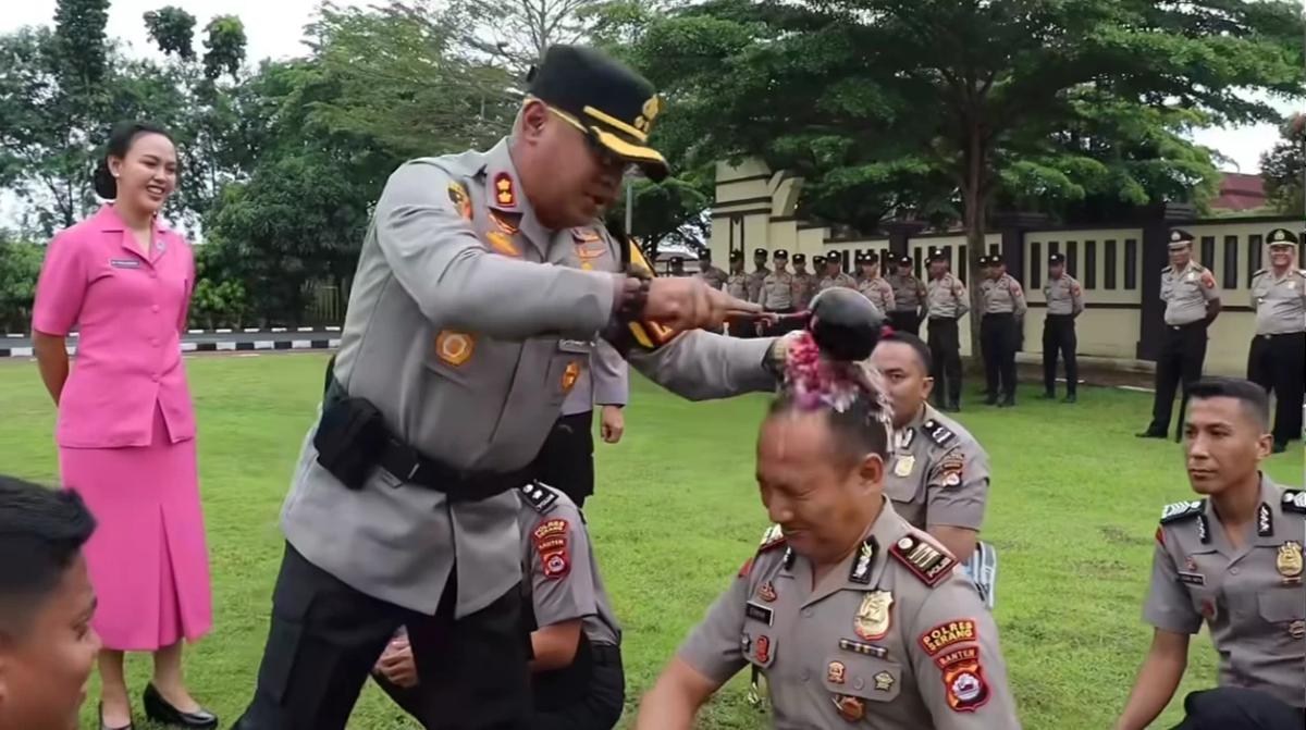 Bukan Sekadar Seremonial, Keakraban Kapolres Serang dengan Anak Buah di Momen Kenaikan Pangkat: Biar Bapak Insaf