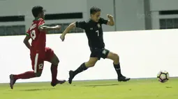 Gelandang Thailand U-19, Robin Holm, berusaha melewati bek Indonesia U-19, Rifad Marasabessy, pada laga persahabatan di Stadion Wibawa Mukti, Cikarang, Minggu (8/10/2017). Indonesia menang 3-0 atas Thailand. (Bola.com/M Iqbal Ichsan)