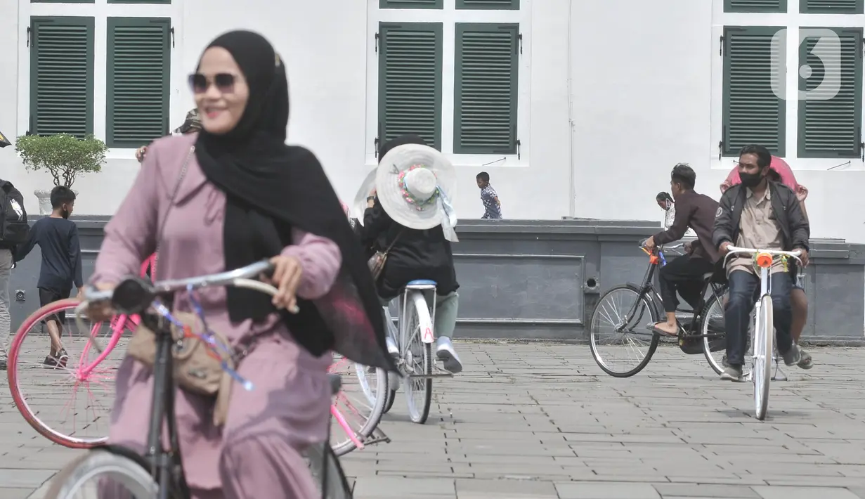 <p>Wisatawan menyewa sepeda ontel saat berkunjung ke kawasan Kota Tua, Jakarta, Rabu (4/5/2022). Libur Lebaran membawa berkah bagi jasa sewa sepeda ontel di Kota Tua. Penyewaan sepeda ontel mengalami peningkatan dari hari biasanya. Jasa sewa sepeda ontel di Kota Tua dipatok Rp20.000 per setengah jam. (merdeka.com/Iqbal S Nugroho)</p>