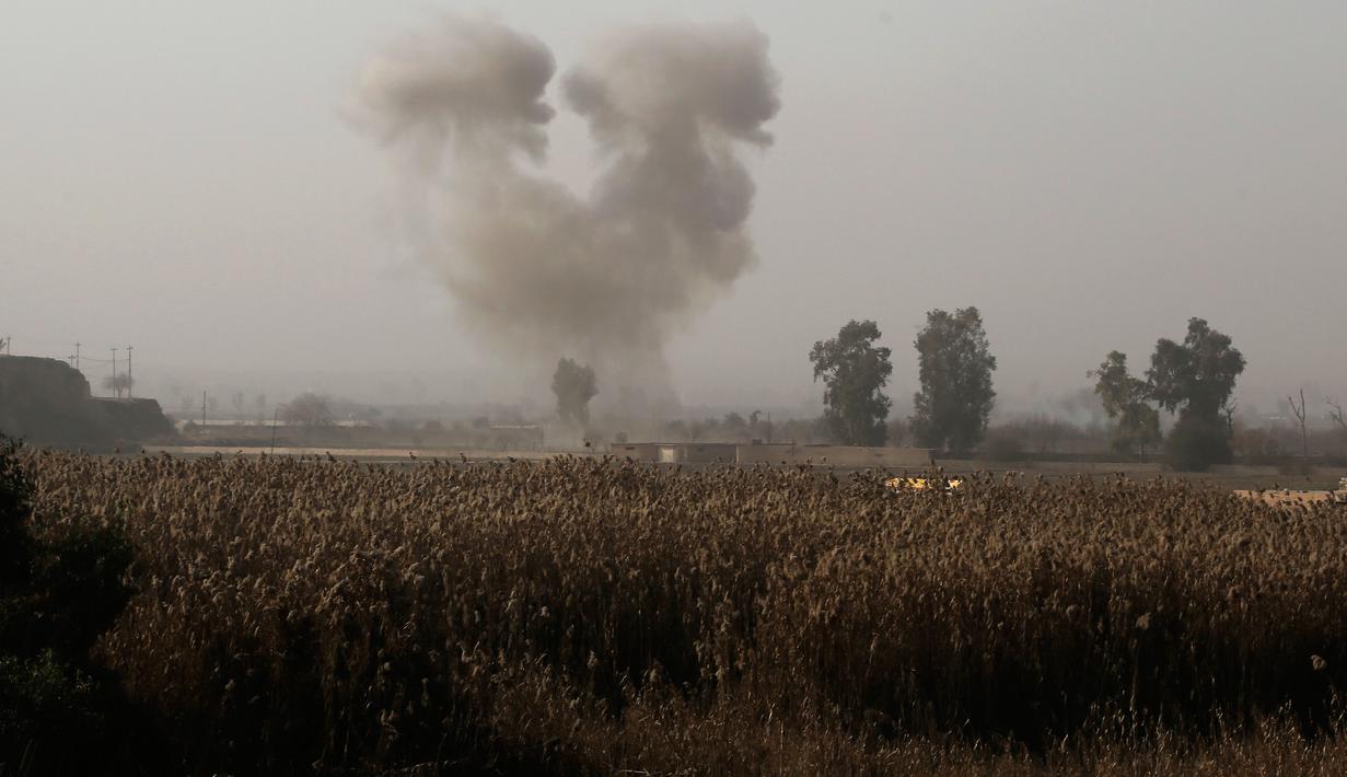 Kepulan asap terlihat saat serangan udara menghantam wilayah dekat Sungai Tigris, selama pertempuran pasukan Irak dengan militan ISIS di Mosul, Irak (10/1). (AP Photo/Khalid Mohammed)