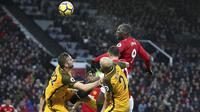 Pemain Manchester United, Romelu Lukaku mencoba menyundul bola dari jangkauan para pemain Brighton pada lanjutan Premier League di Old Trafford, Manchester,(25/11/2017). Manchester United menang tipis 1-0. (Martin Rickett/PA via AP)